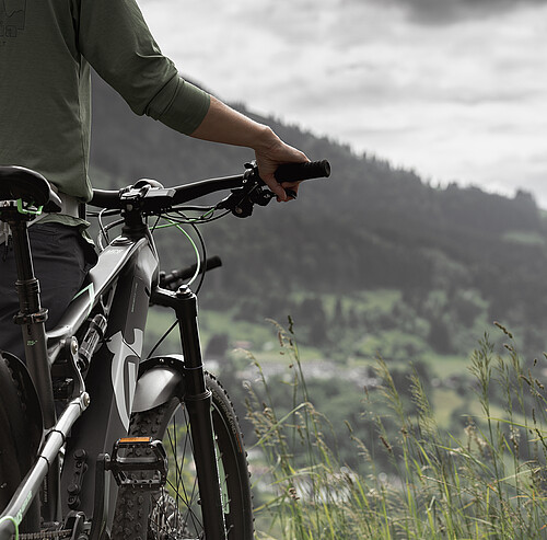 Nahaufnahme Mountainbike vor Berglandschaft Allgäu - Alpsee Camping Immenstadt
