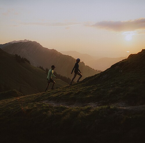 Sonnenuntergang mit zwei Wanderern - Nagelfluhkette - Alpsee Camping im Allgäu