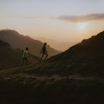 Sonnenuntergang mit zwei Wanderern - Nagelfluhkette - Alpsee Camping im Allgäu