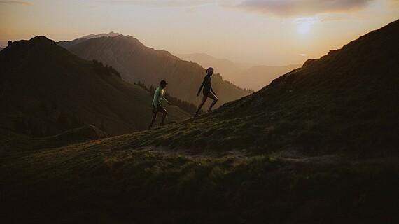Sonnenuntergang mit zwei Wanderern - Nagelfluhkette - Alpsee Camping im Allgäu