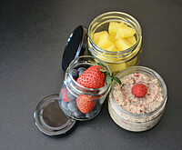 Müsli und Obst aus dem Frühstückskorb beim Alpsee Camping