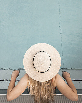 Frau mit Sonnenhut im Infinity Pool - Alpsee Camping Immenstadt