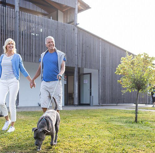 Paar mit Hund | 5 Sterne Campingplatz Alpsee Camping im Allgäu