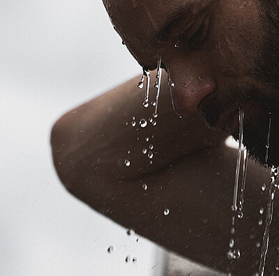 Mann unter Dusche - Alpsee Camping Immenstadt