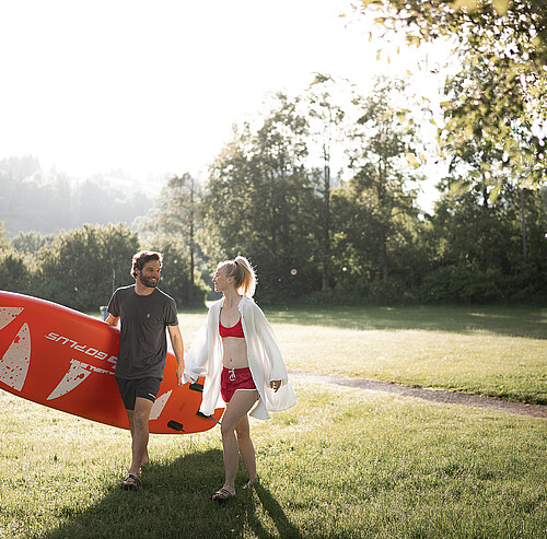 Alpsee Camping Immenstadt | Paar mit Stand-Up Paddle Board