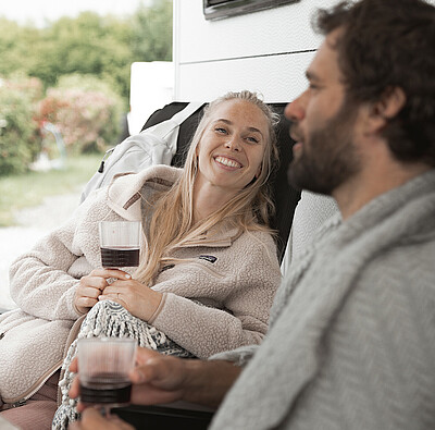 Campingurlaub im Allgäu - Frau schaut Mann an - Alpsee Camping Immenstadt