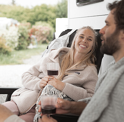 Campingurlaub im Allgäu - Frau schaut Mann an - Alpsee Camping Immenstadt