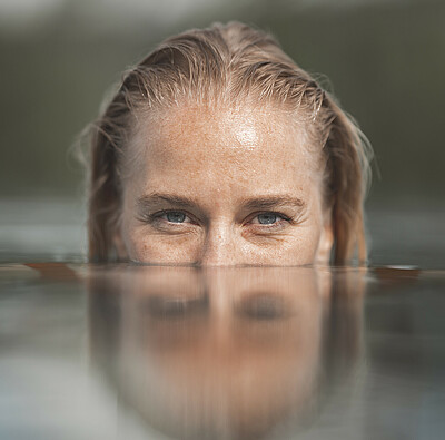 Frau im Pool - Alpsee Camping Immenstadt