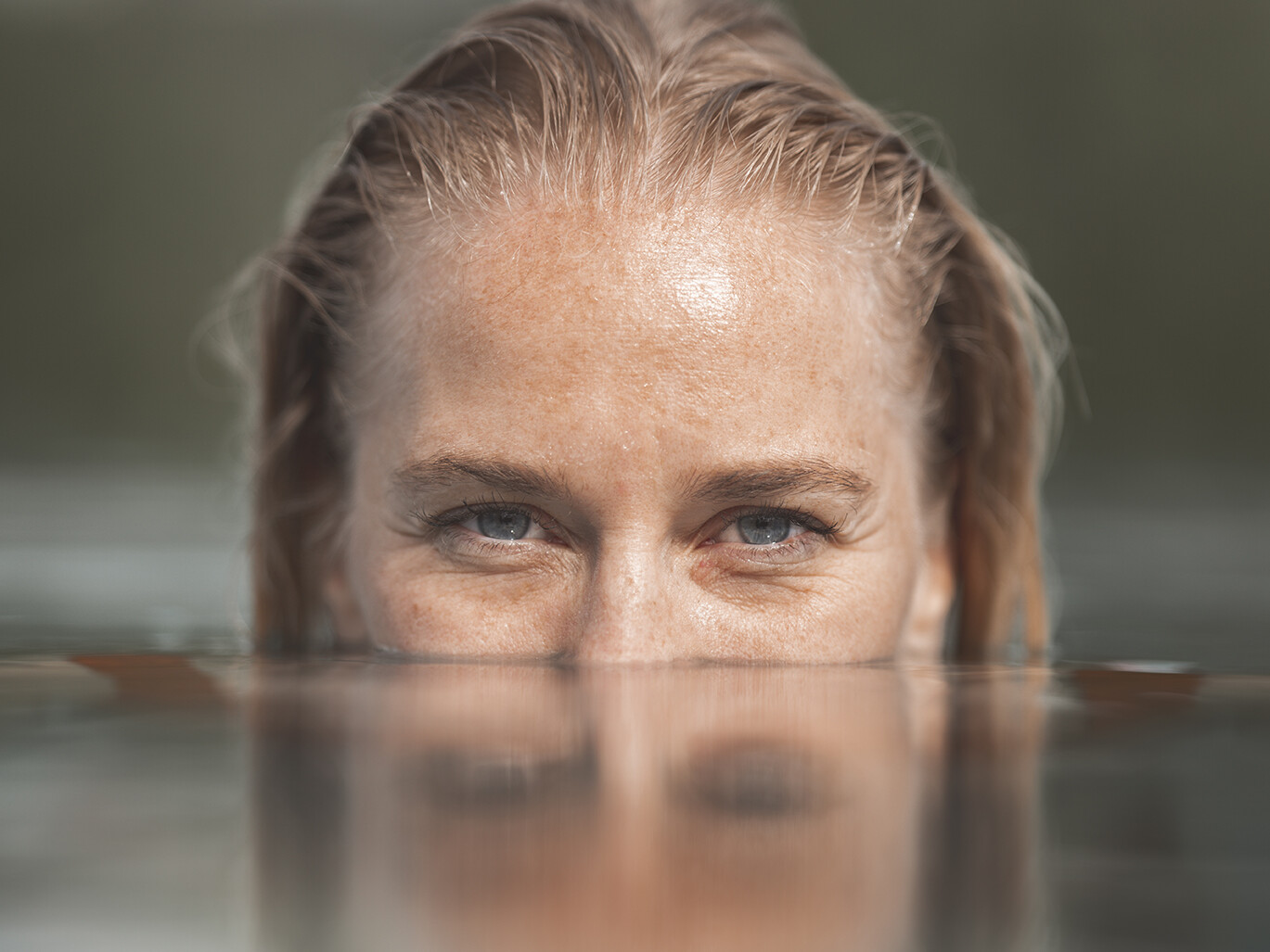 Frau im Pool - Alpsee Camping Immenstadt