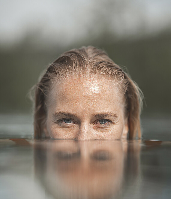 Frau im Pool - Alpsee Camping Immenstadt