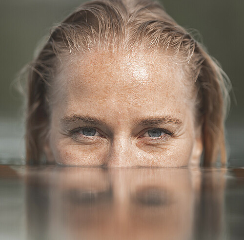 Frau im Pool - Alpsee Camping Immenstadt