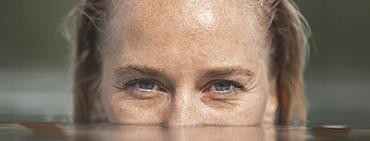 Frau im Pool - Alpsee Camping Immenstadt