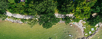 drohnenaufnahme campingplatz mit seezugang