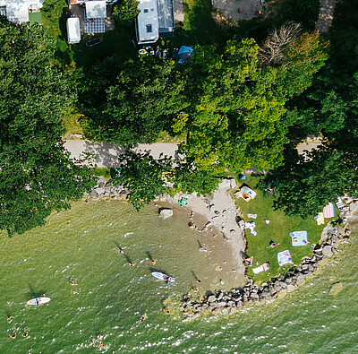 drohnenaufnahme campingplatz mit seezugang
