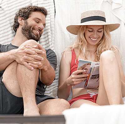 Campingurlaub mit Wellness - Paar auf Poolliegen - Alpsee Camping Immenstadt