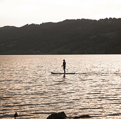 Standup Paddle bei Sonnenuntergang - Alpsee Camping Immenstadt