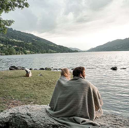 Paar mit Decke am Seeufer - Alpsee Camping Immenstadt