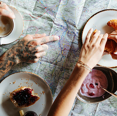 sitzbereich im restaurant am campingplatz alpsee