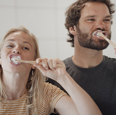 Paar putzt sich die Zähne - Alpsee Camping Immenstadt
