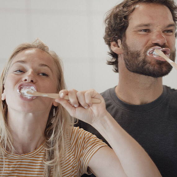 Paar putzt sich die Zähne - Alpsee Camping Immenstadt