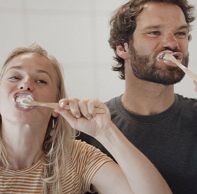 Paar putzt sich die Zähne - Alpsee Camping Immenstadt