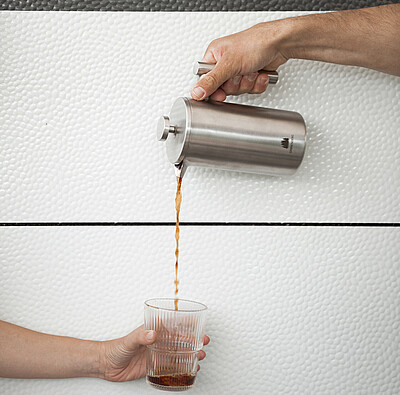 Kaffee wird in Glas geschüttet - Alpsee Camping Immenstadt