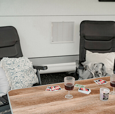 Tisch und Stühle vor Wohnwagen - Alpsee Camping Immenstadt