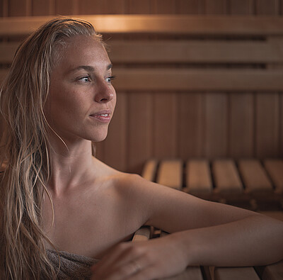 Frau in Sauna - Alpsee Camping Immenstadt