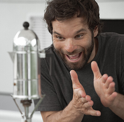 Mann kocht Kaffee - Alpsee Camping Immenstadt