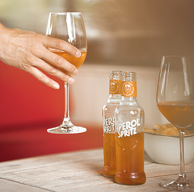 Hand greift nach Aperolglas - Alpsee Camping Immenstadt