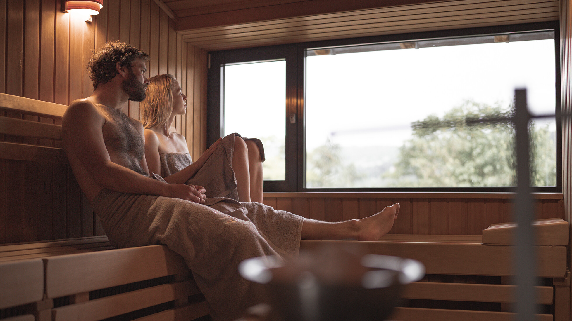 Paar in Sauna mit Fenster - Alpsee Camping Immenstadt im Allgäu