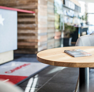 sitzecke im eingangsbereich alpsee camping