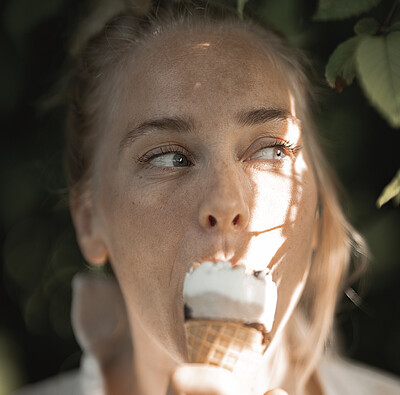 Frau isst Eis - Alpsee Camping Immenstadt