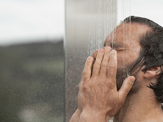 Mann unter Außendusche - Wellness am Alpsee - Alpsee Camping Immenstadt