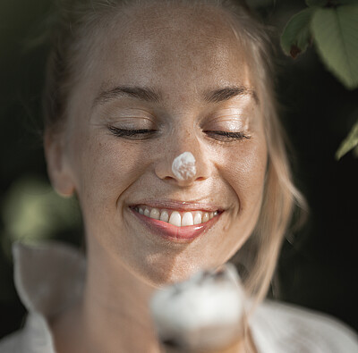 Frau isst Eis - Alpsee Camping Immenstadt
