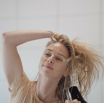 Frau föhnt sich Haare - Alpsee Camping Immenstadt