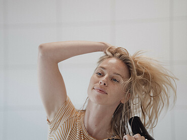 Frau föhnt sich Haare - Alpsee Camping Immenstadt