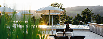 poolbereich bei sonnenuntergang 