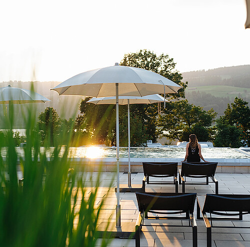 poolbereich bei sonnenuntergang 