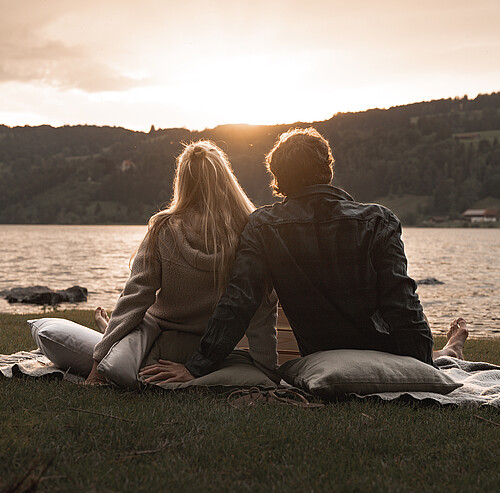 Paar bei Sonnenuntergang am See - Alpsee Camping Immenstadt
