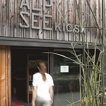 Frau geht in Alpsee Kiosk - Alpsee Camping Immenstadt