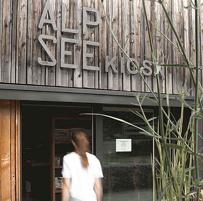 Frau geht in Alpsee Kiosk - Alpsee Camping Immenstadt