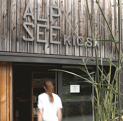 Frau geht in Alpsee Kiosk - Alpsee Camping Immenstadt