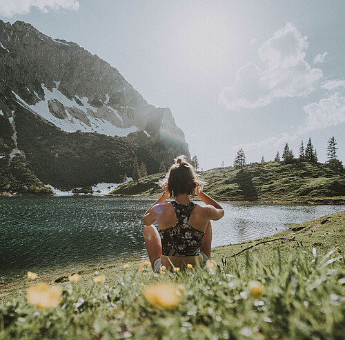 Frau auf Bergblumenwiese