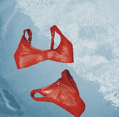 Roter Bikini in Pool - Alpsee Camping Immenstadt