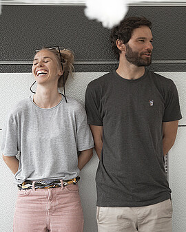 Paar lehnt an Wohnwagen - Alpsee Camping Immenstadt