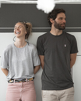 Paar lehnt an Wohnwagen - Alpsee Camping Immenstadt