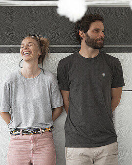 Lachendes Paar angelehnt an Wohnwagen - Alpsee Camping Immenstadt