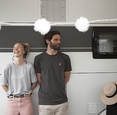 Paar lehnt an Wohnwagen - Alpsee Camping Immenstadt