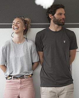 Paar lehnt an Wohnwagen - Alpsee Camping Immenstadt